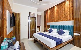 Hotel Tashkent Palace - Walk In From New Delhi Station & Metro Station